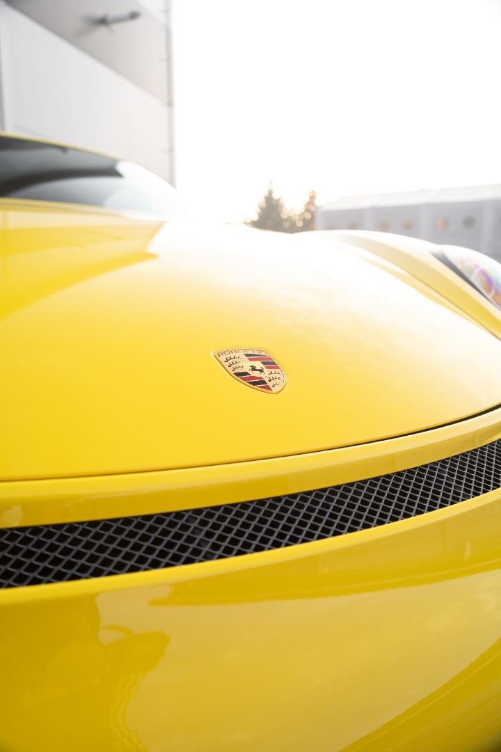 Detal lakieru Porsche GT4 po zabezpieczeniu