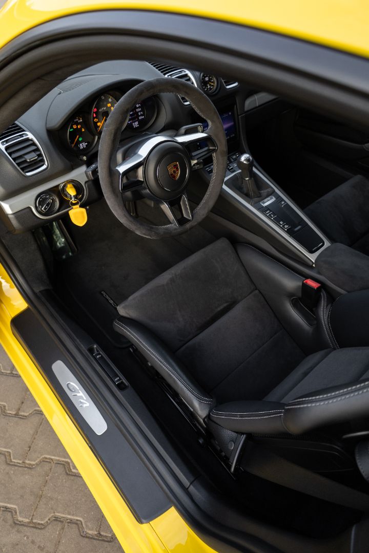 Wnętrze Porsche GT4 po zabezpieczeniu tapicerki