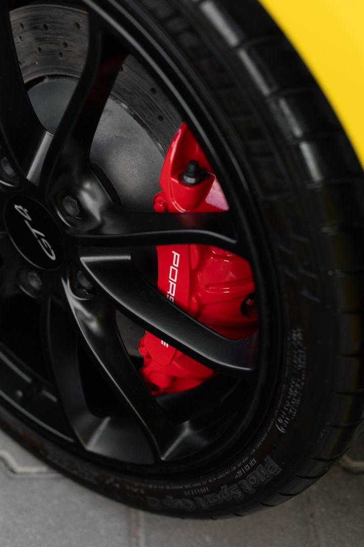 Felga Porsche GT4 po detailingu i zabezpieczeniu