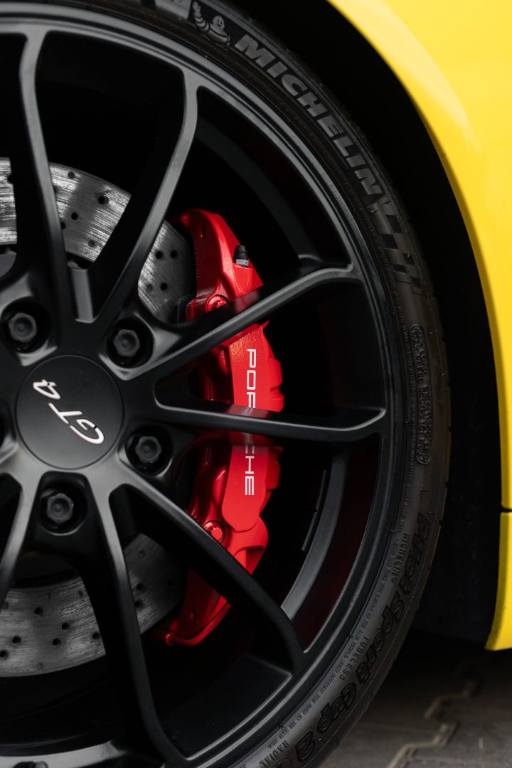 Detal felgi i zacisku Porsche GT4 po zabezpieczeniu