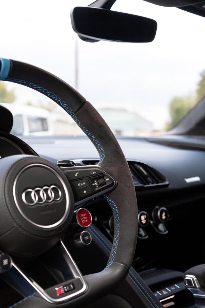 Kokpit Audi R8 po detailingu wnętrza
